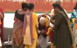PM Modi Bows Down To Honour BJP's Women Workers Amid Celebrations At Party HQ On Women's Quota Bill | Watch